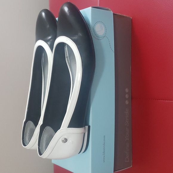 LIFE STRIDE SHOES - Picture 3 of 7